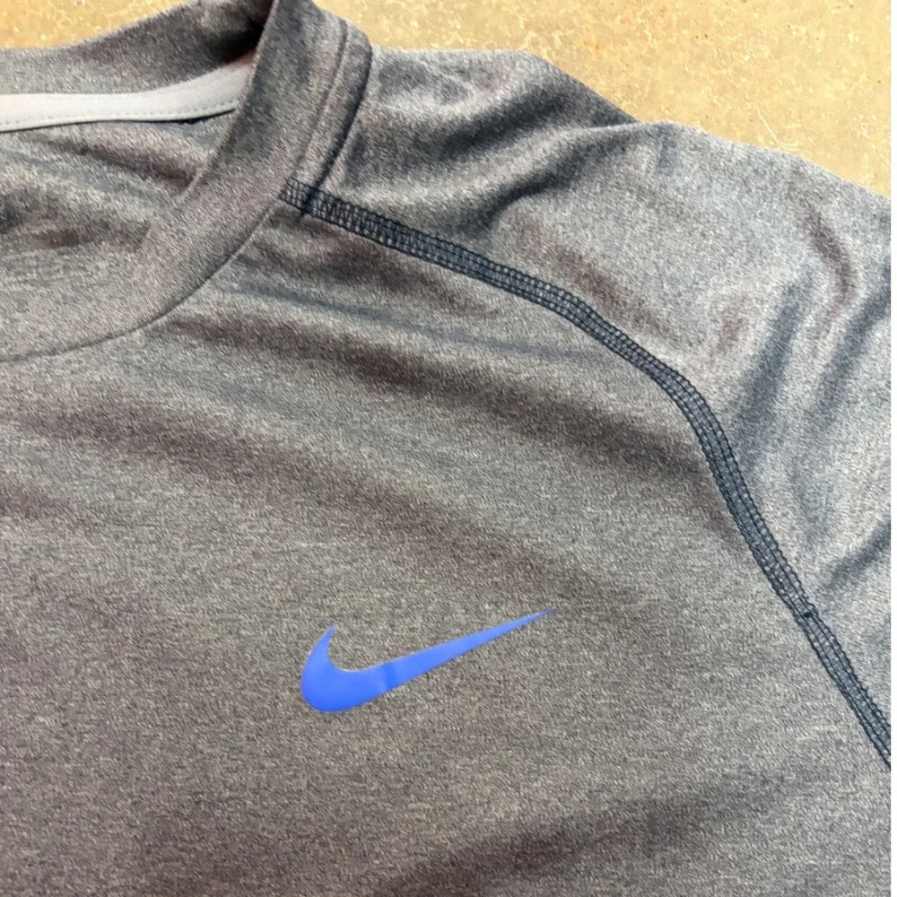 Nike Dri-FIT Mens Gray Heather Short Sleeve Training T-Shirt Blue Swoosh Logo